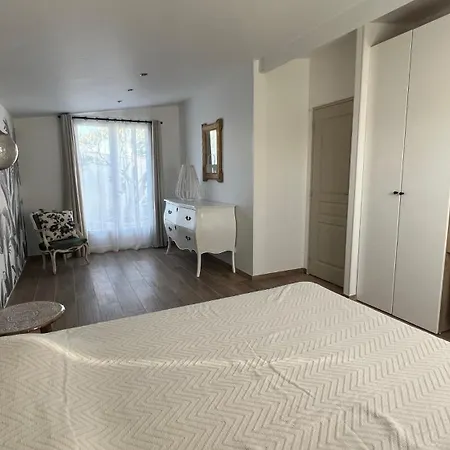 Très Grand De 120m2 Avec Jardin Dans
