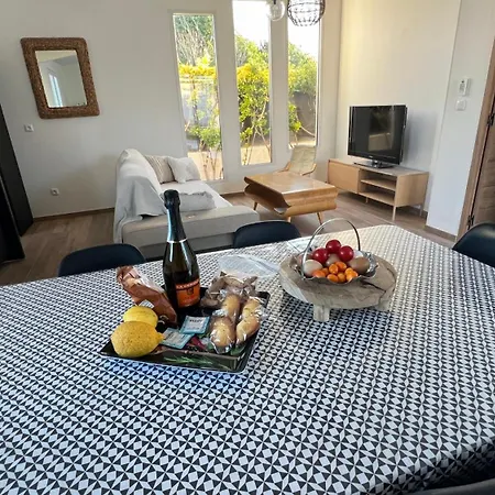 Apartment Lido De La Marana: Beachfront With Private Pool