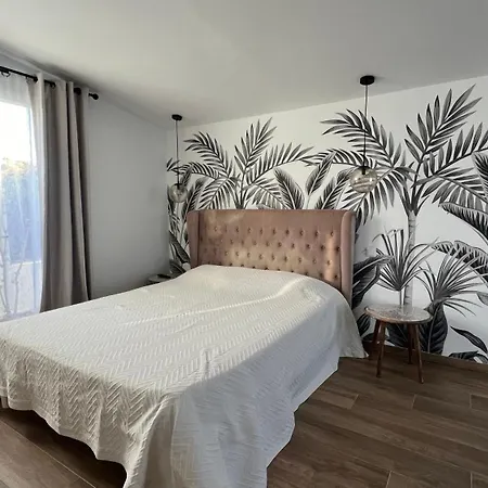 Apartment Lido De La Marana: Beachfront With Private Pool