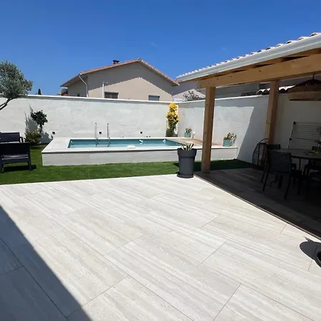 Lido De La Marana: Beachfront With Private Pool Apartment *